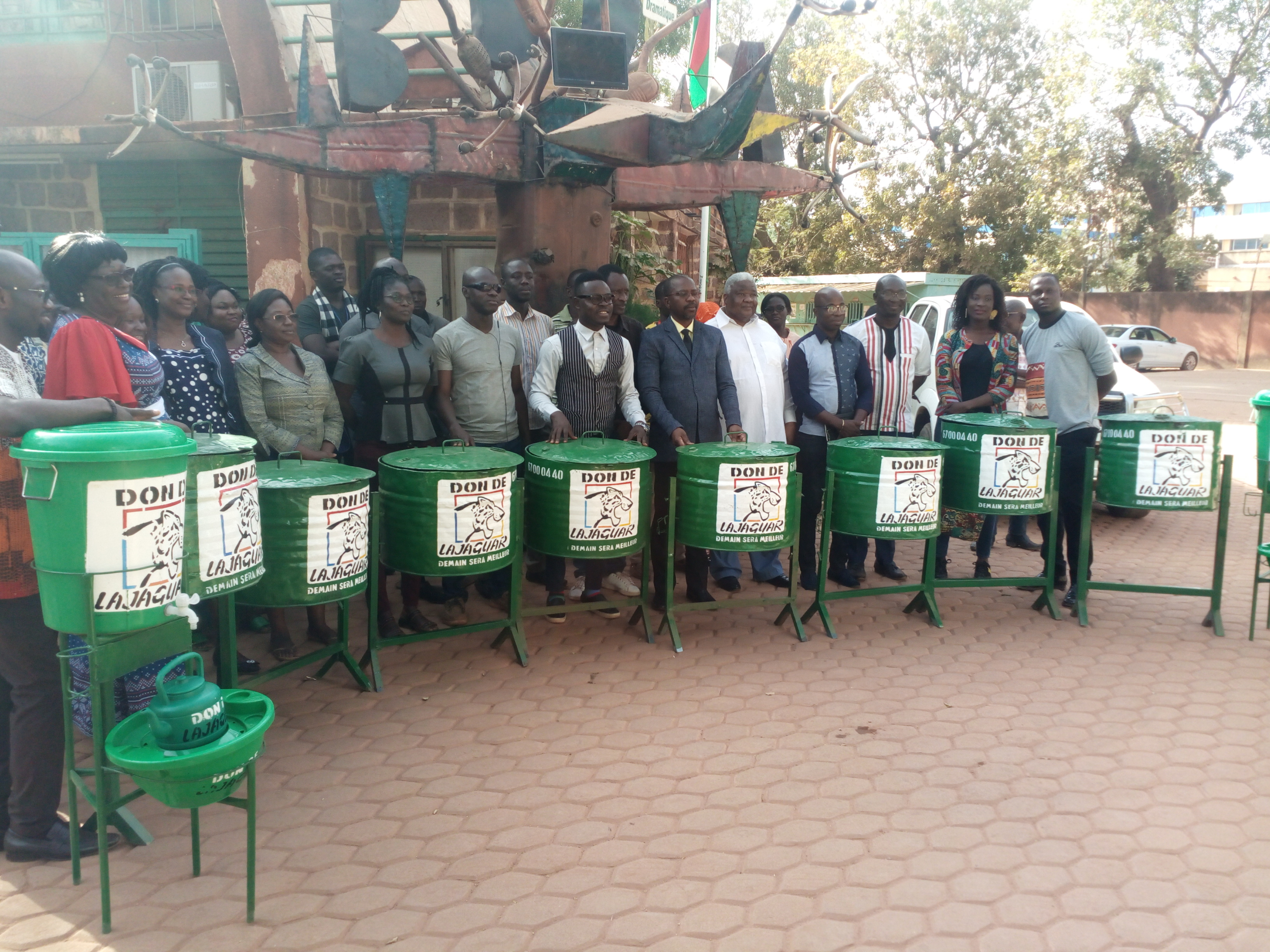 « Un spectacle, une ville propre » : Le BBDA bénéficie de 8 poubelles et 2 lave-mains