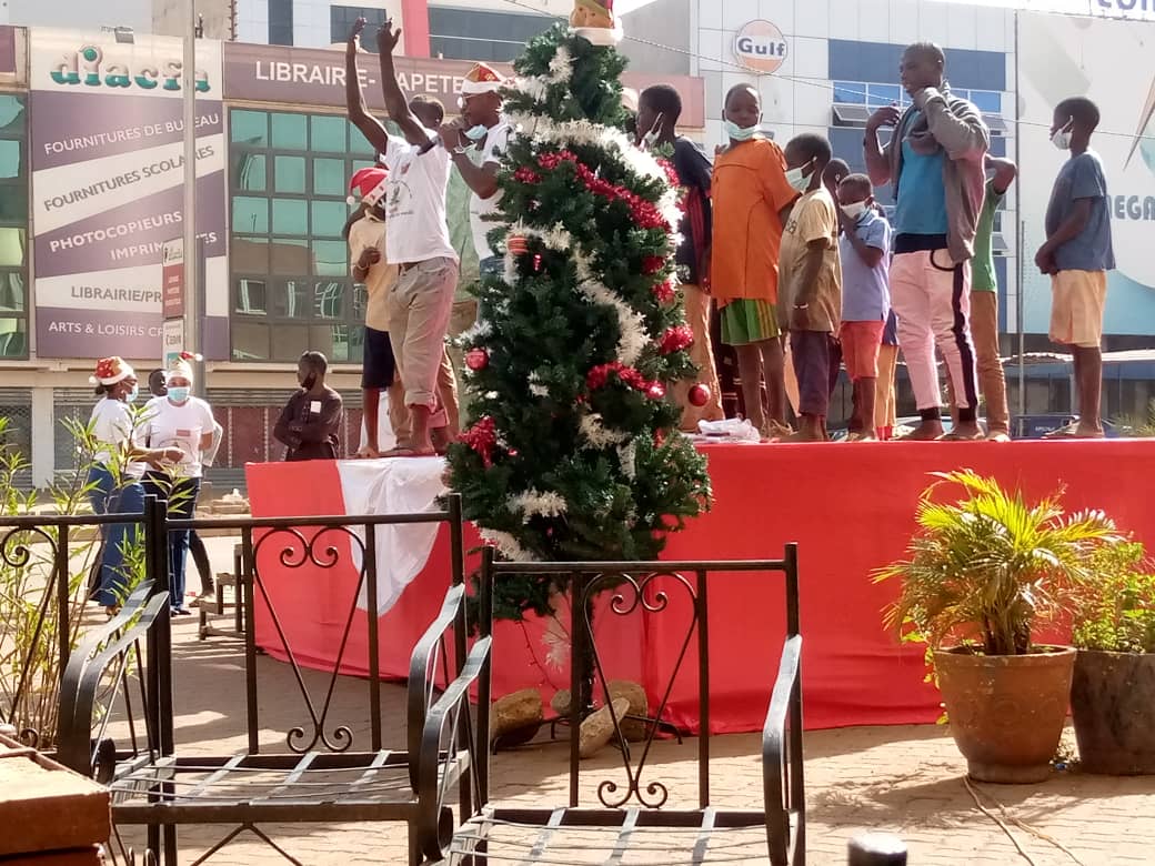 Burkina Faso : Un arbre de Noël au profit des enfants en situation de rue