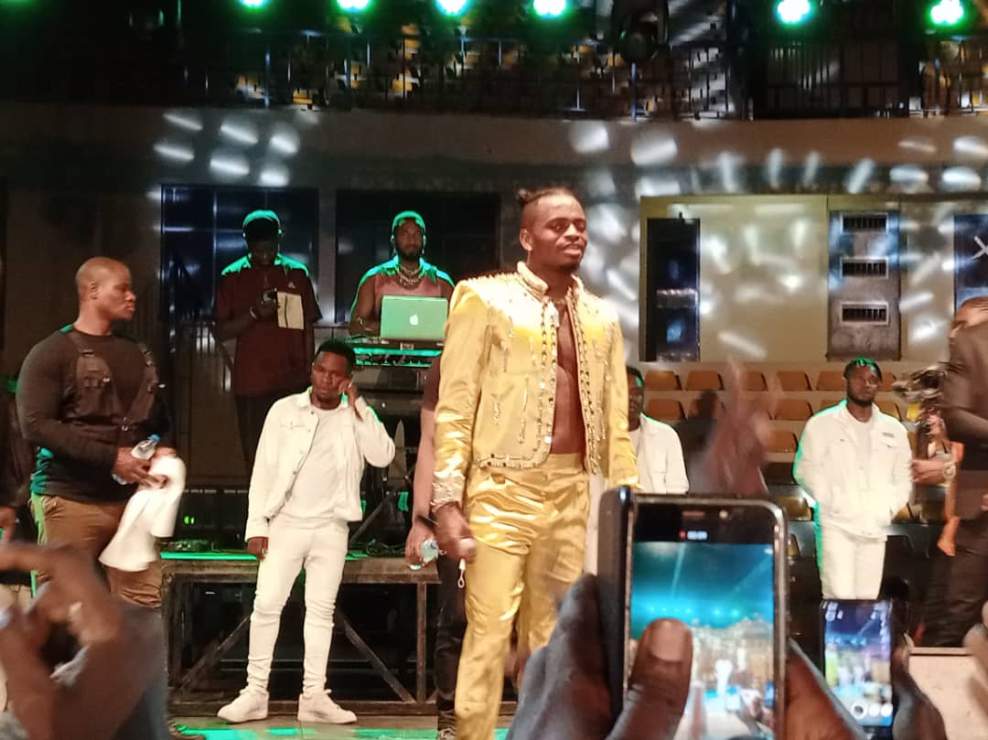 Concert de Diamond Platnumz à Ouagadougou : Malgré le maigre public la star tanzanienne assure et Kayawoto rassure