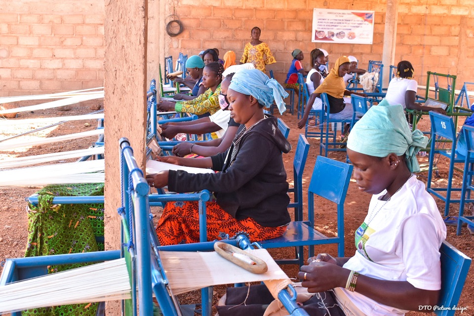 Les Tisseuses du Bam : 20 jeunes filles à l’école des métiers à tisser