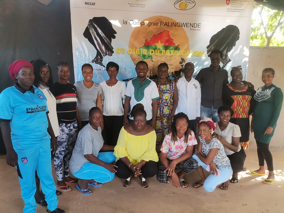 Conte : Des jeunes femmes à l’école de la Compagnie Palingwendé